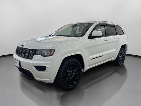 Used 2017 Jeep Grand Cherokee Altitude AWD/4WD image 4