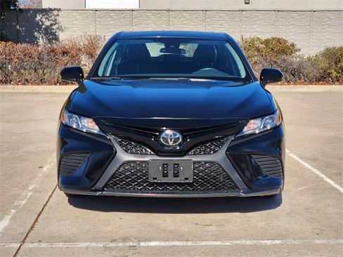 Used 2019 Toyota Camry SE image 2