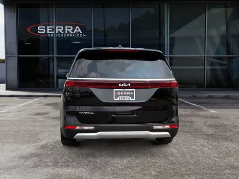 Used 2024 Kia Carnival LX FWD image 4