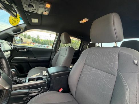 Used 2019 Toyota Tacoma TRD Off-Road w/ Technology Package AWD/4WD image 32