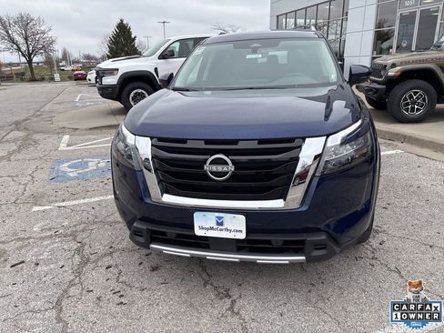 Used 2025 Nissan Pathfinder SL FWD image 11