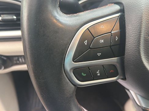 Used 2017 Chrysler Pacifica Touring-L FWD image 16