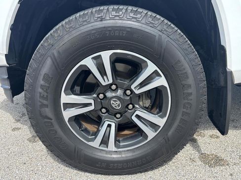 Used 2017 Toyota Tacoma TRD Off-Road image 44