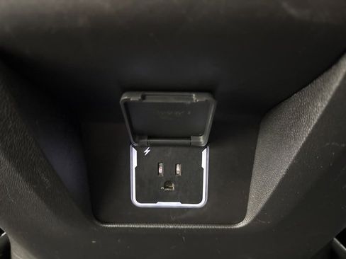 Used 2024 Chevrolet Suburban Premier image 28