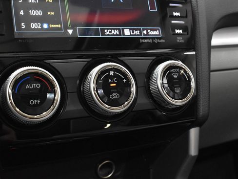 Used 2017 Subaru Forester 2.5i Premium image 18