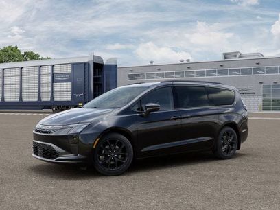 New 2027 Chrysler Pacifica Limited w/ Family Tech Group