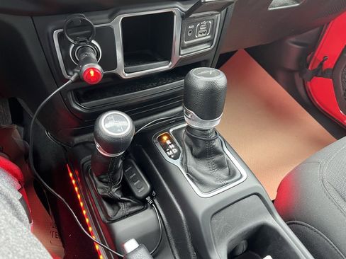 Used 2021 Jeep Gladiator Sport image 17