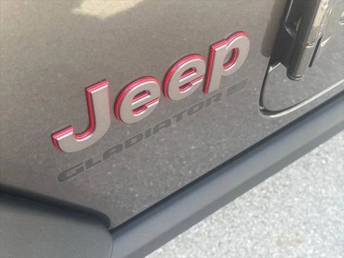 Certified 2025 Jeep Gladiator Rubicon w/ Safety Group AWD/4WD image 30