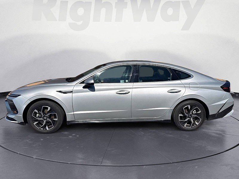 Used 2025 Hyundai Sonata SEL FWD image 2