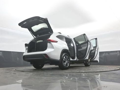 Used 2023 Toyota Highlander XLE AWD/4WD image 39