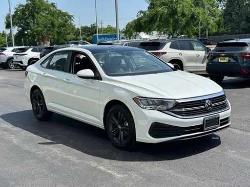 Used 2024 Volkswagen Jetta SE w/ Panoramic Sunroof Package FWD image 3