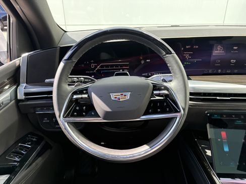 Certified 2025 Cadillac Escalade ESV Premium Luxury AWD/4WD image 20