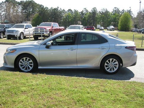 Used 2021 Toyota Camry LE image 4