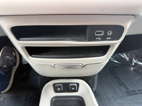 Used 2017 Chrysler Pacifica Touring Plus w/ Tire & Wheel Group FWD image 32