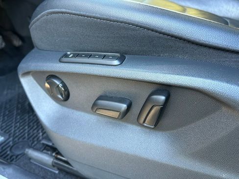 Used 2018 Volkswagen Tiguan SEL Premium image 17