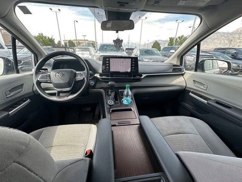 Used 2021 Toyota Sienna LE FWD image 13