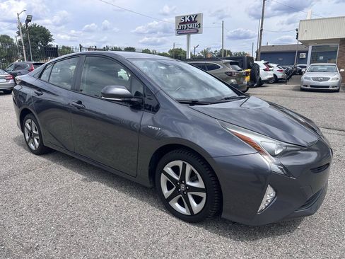 Used 2017 Toyota Prius Three Touring FWD image 1