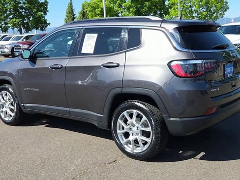 Used 2023 Jeep Compass Latitude w/ Sun and Sound Group AWD/4WD image 6