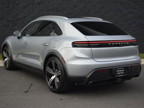 Certified 2025 Porsche Macan 4S Electric AWD/4WD image 3