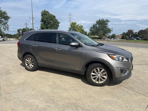 Used 2017 Kia Sorento AWD image 5