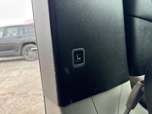Used 2023 Chrysler Pacifica Touring-L FWD image 26