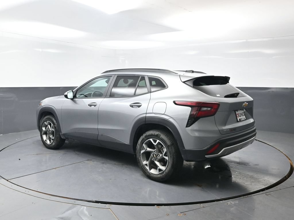Used 2025 Chevrolet Trax LT FWD image 11