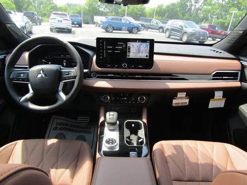 Used 2025 Mitsubishi Outlander SEL AWD/4WD image 4