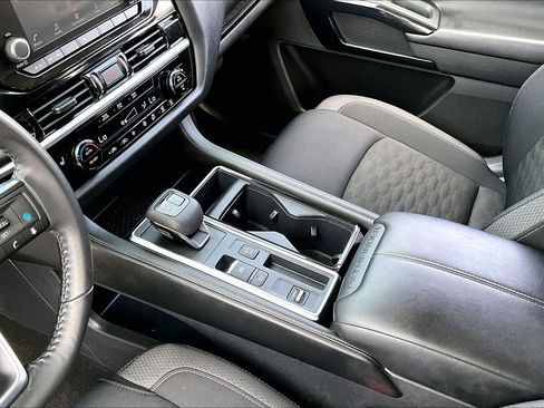 Used 2024 Nissan Pathfinder SV image 18