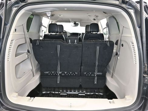 Used 2022 Chrysler Pacifica Touring-L image 11