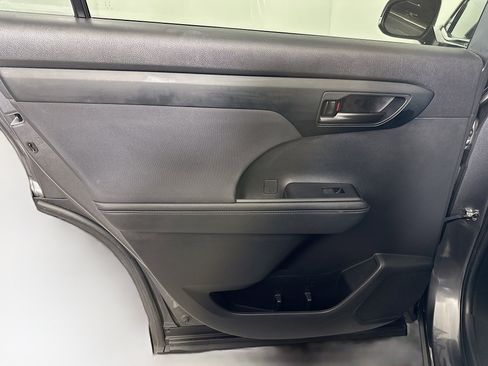 Used 2024 Toyota Highlander LE image 25