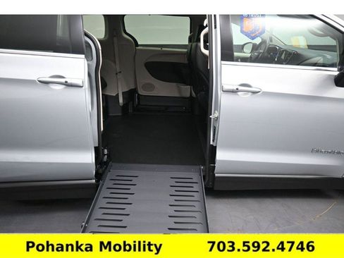 Used 2024 Chrysler Pacifica Touring-L FWD image 3