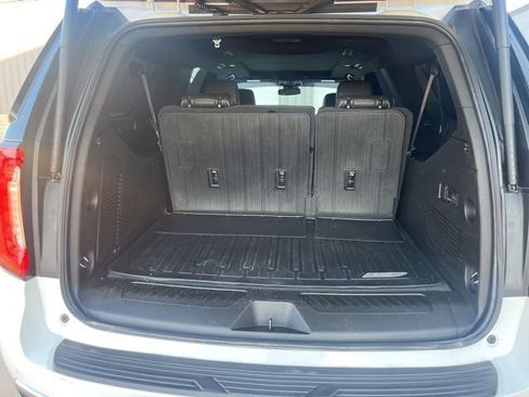 Used 2023 GMC Yukon XL SLT w/ SLT Premium Package image 8