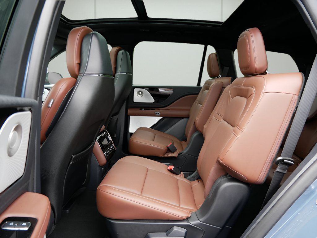 Used 2026 Lincoln Aviator Reserve AWD/4WD image 11