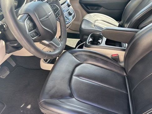 Used 2023 Chrysler Pacifica Touring-L FWD image 11