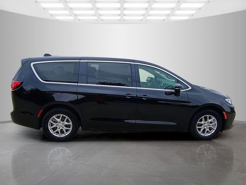 Used 2025 Chrysler Pacifica Select FWD image 9