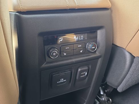 Used 2023 Chevrolet Traverse Premier image 19