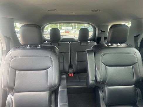 Used 2022 Ford Explorer XLT w/ Equipment Group 202A AWD/4WD image 9