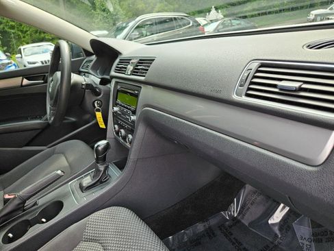 Used 2013 Volkswagen Passat S image 37