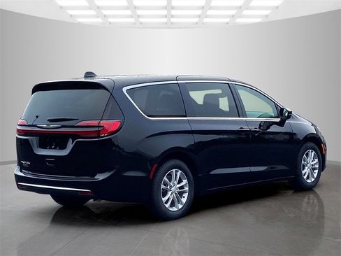 New 2026 Chrysler Pacifica Select image 7