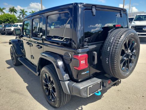 Used 2022 Jeep Wrangler Unlimited Sahara w/ Safety Group AWD/4WD image 7