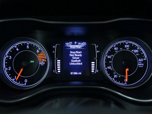 Used 2019 Jeep Cherokee Latitude Plus w/ Cold Weather Group AWD/4WD image 13
