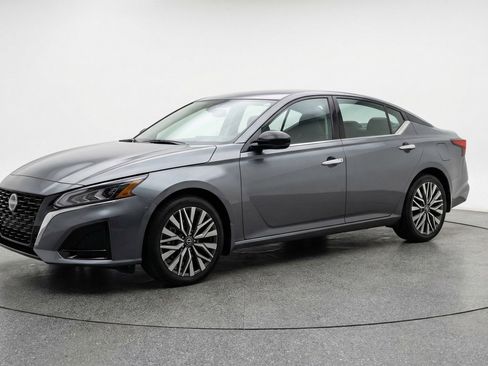 Used 2025 Nissan Altima 2.5 SV image 3