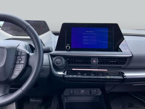 Used 2025 Toyota Prius LE FWD image 7