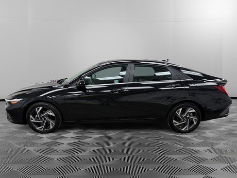 Used 2024 Hyundai Elantra SEL w/ Convenience Package image 2