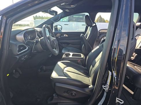 Used 2026 Chrysler Pacifica Select FWD image 2