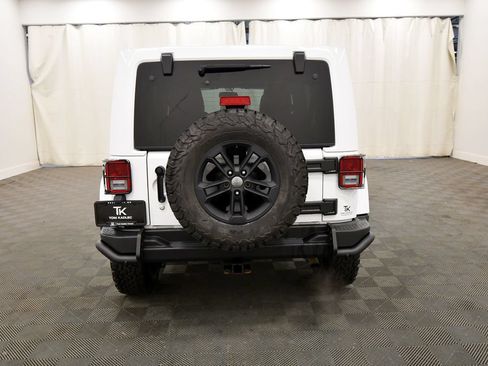 Used 2017 Jeep Wrangler Unlimited Sahara AWD/4WD image 6