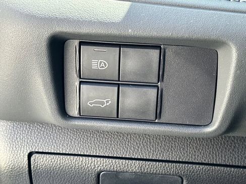 Used 2025 Toyota Highlander XLE image 18