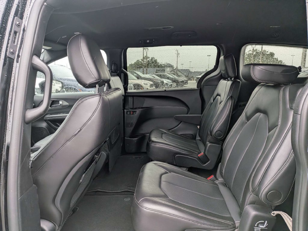 Used 2025 Chrysler Pacifica Select FWD image 13