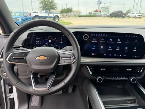 Used 2025 Chevrolet Suburban LS RWD image 13