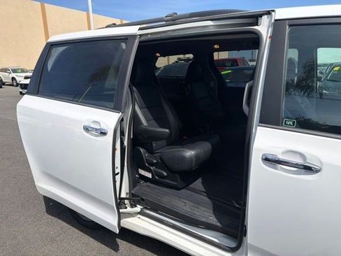 Used 2017 Toyota Sienna SE FWD image 14